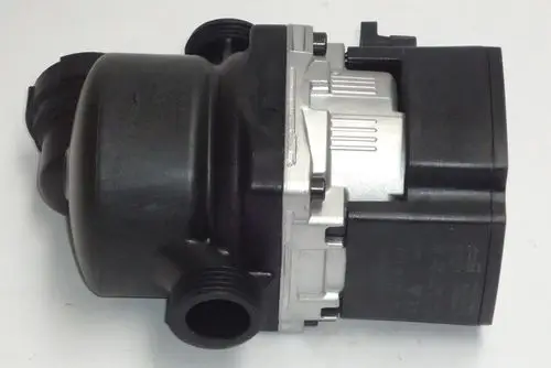 Daikin Pumpe in schwarzer und grauer Ausführung mit zwei Anschlüssen. Sie zeigt ein elektromechanisches Design, geeignet für Heizungsanwendungen.